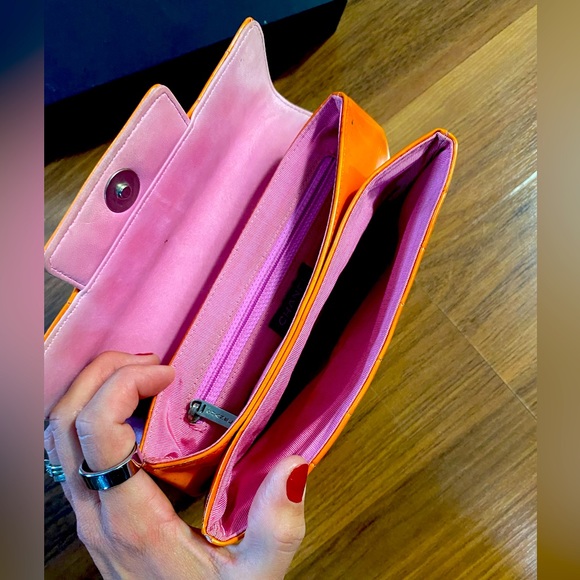 Chanel vintage unique patent leather clutch w/chain, pink and orange - Picture 10 of 15